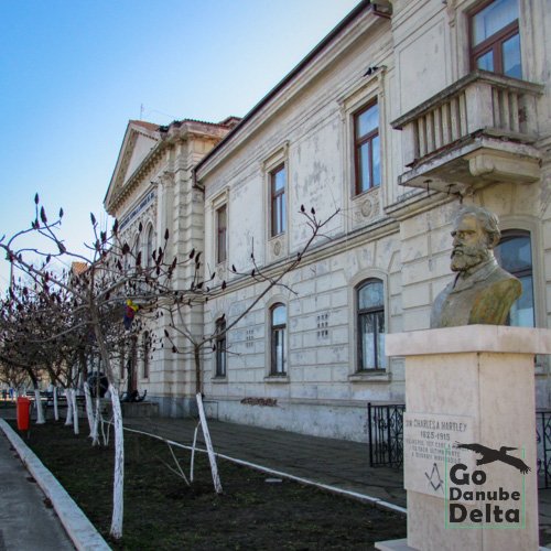 palatul comisiei europene si bust Charles Hartley