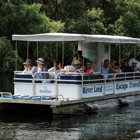 catamaranul River Lord pe canale în Delta Dunării