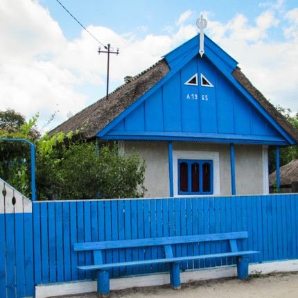 casă albastră tradițională în Letea