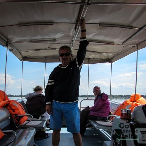 pe catamaran în Delta Dunării