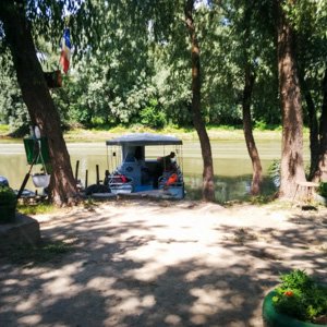 catamaran in asteptare canal Sontea